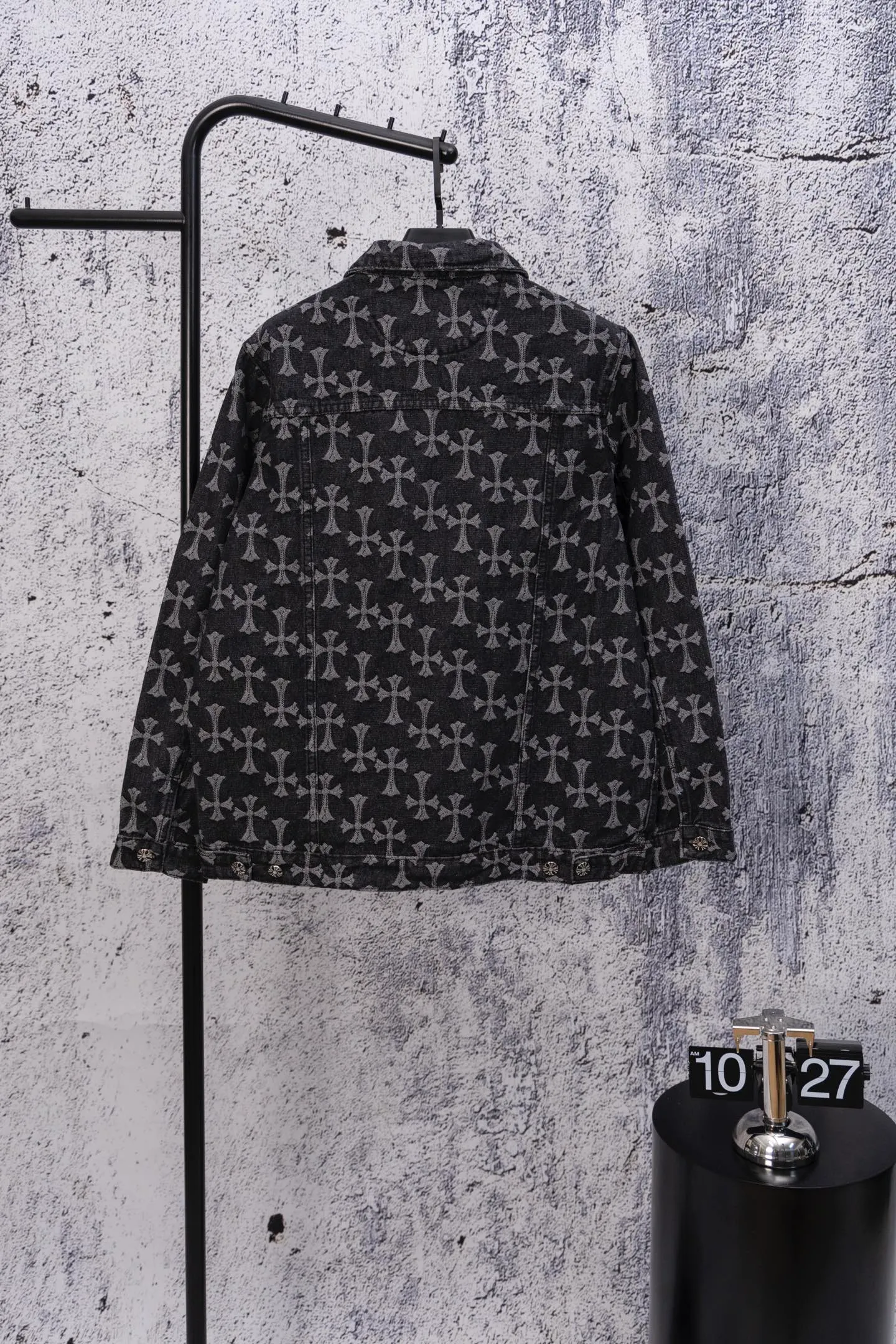 P240 Chrome Hearts CH Chrome Hearts double-sided all-over LOGO jacquard dark pattern heavy-duty denim jacket jeans denim suit same style as the Internet celebrity star's cross-printed denim jacket jeans, the unique cross design element plus all-over printing, full of design sense. It is made of 100% denim cotton fabric with heavy coarse yarn count, which ensures a stiff and tough silhouette while being soft, comfortable and breathable. The lapel is designed with silver buttons and is full of texture. The classic white cross logo is all over the dress, making it a perfect versatile style for spring and summer! Customized jacquard fabric, you can wear it in various styles. This gender-neutral shirt is a must-have for nightclubs. It can be worn as a jacket for both men and women. It can be easily worn by both men and women! The original loose version is made of high-quality pure cotton fabrics. The fabric pattern is high-definition and delicate without burrs. It is comfortable and breathable to wear. All the buttons are molded and customized. It is casual and fashionable and can be matched with any bottoms. It can be windproof and sunproof in spring and summer. It can be worn outside in autumn and winter! Easily concave shape makes you look slimmer and taller, perfect for both men and women! Color: Black Blue Size: Jacket S-XL Pants 28-36